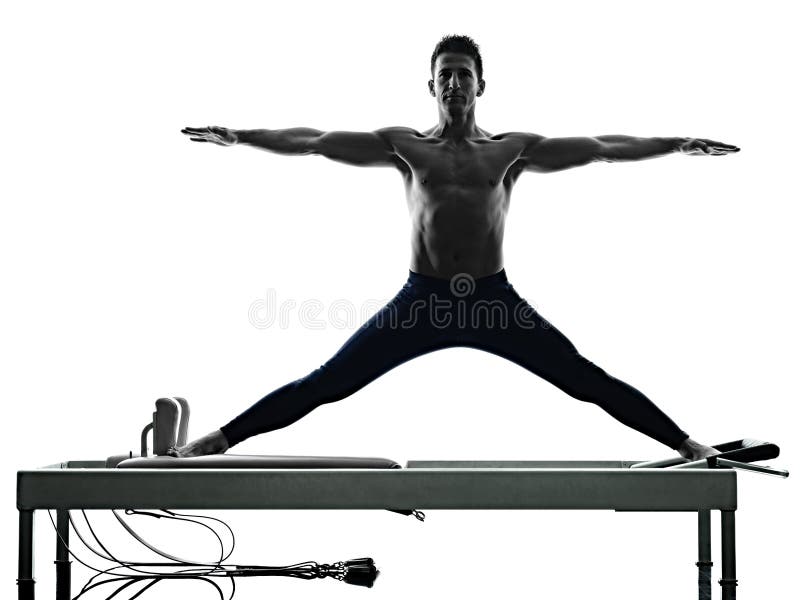 Изолированный реформатор pilates человека работает фитнес стоковое изображение Изолированный реформатор pilates человека работает фитнес стоковое изображение