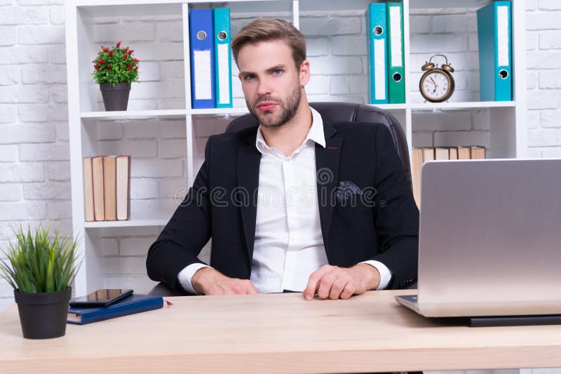 изображение бизнесмена в офисном пиджаке. успешный бизнесмен на посту.