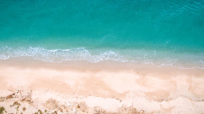Изображение взгляд сверху воздушное от трутня сногсшибательного красивого пляжа ландшафта моря с водой бирюзы