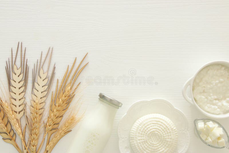 Изображение взгляд сверху молочных продучтов над белой деревянной предпосылкой Символы еврейского праздника - Shavuot стоковая фотография rf