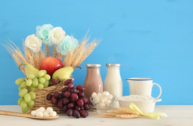 Изображение коллажа взгляд сверху молочных продучтов и плодоовощей Символы еврейского праздника - Shavuot стоковая фотография rf