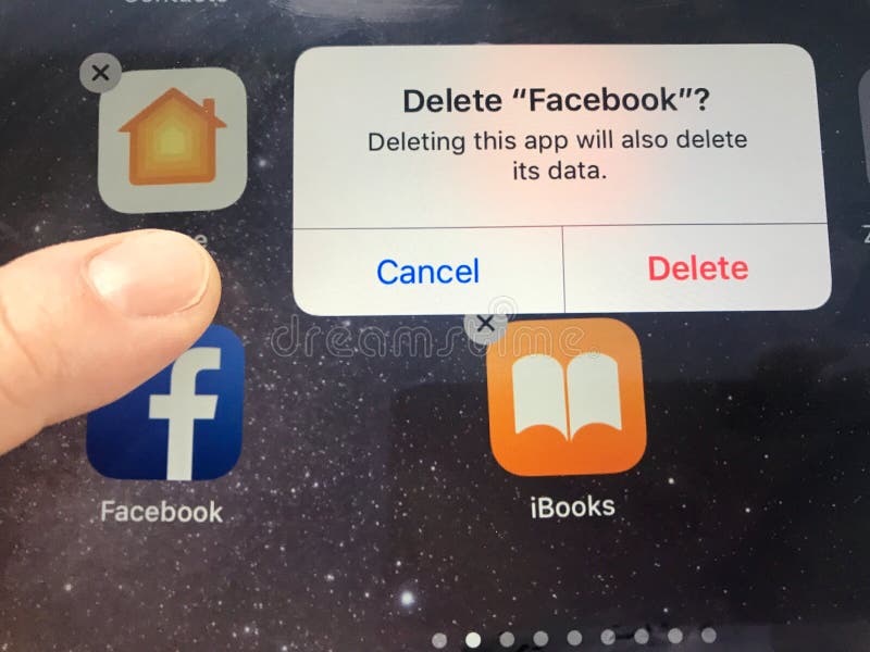 Изображение макроса пальца около для того чтобы уничтожить Facebook app от экрана iPad - могло быть должно к вопросам конфиденциа стоковые фото Изображение макроса пальца около для того чтобы уничтожить Facebook app от экрана iPad - могло быть должно к вопросам конфиденциа стоковые фото
