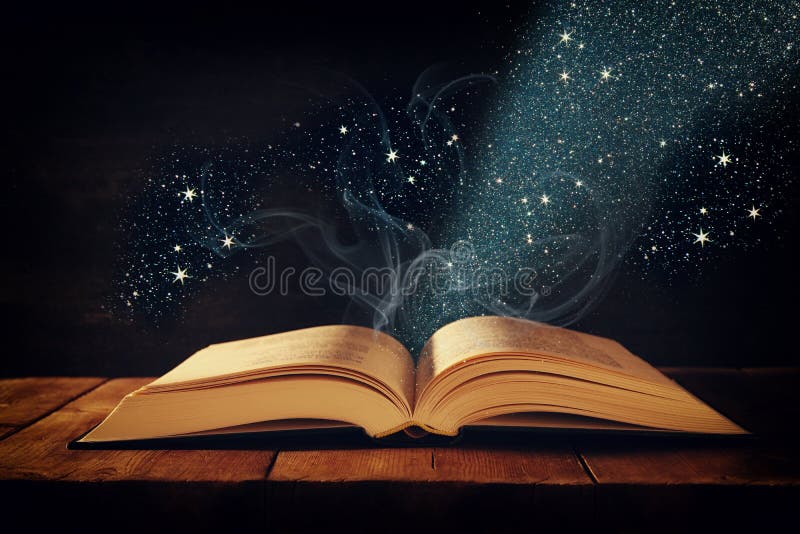 изображение открытой античной книги на деревянном столе с верхним слоем яркого блеска изображение открытой античной книги на деревянном столе с верхним слоем яркого блеска