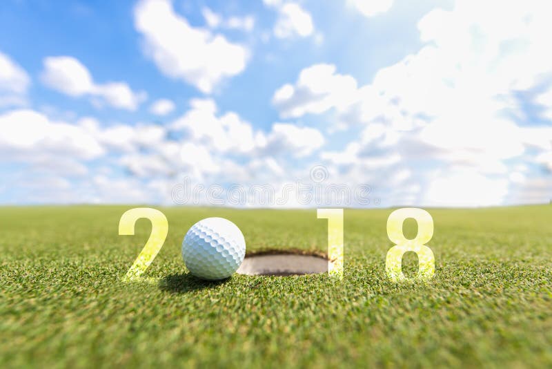 Изображение спорта гольфа схематическое Счастливый Новый Год 2018 Шар для игры в гольф на зеленом проходе стоковое фото rf Изображение спорта гольфа схематическое Счастливый Новый Год 2018 Шар для игры в гольф на зеленом проходе стоковое фото rf