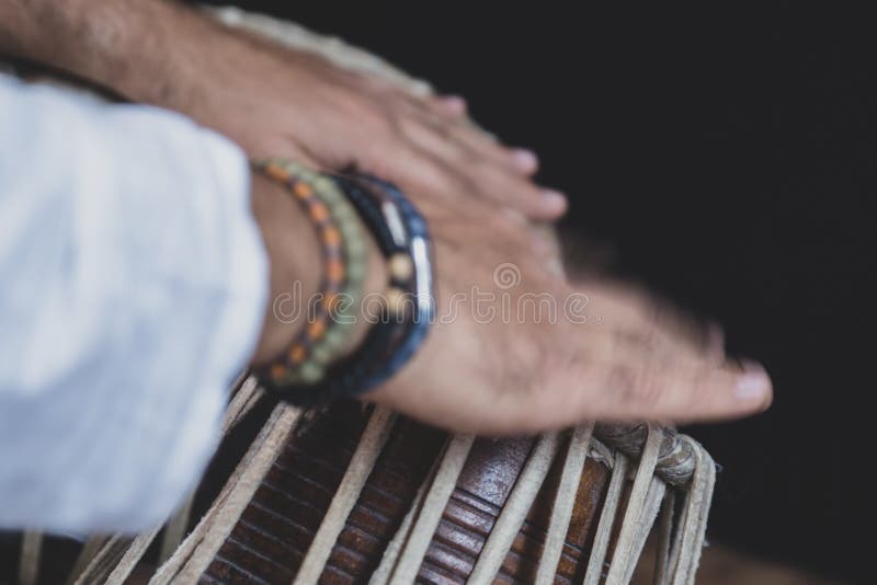 Изображения рук человека нося шарики играя Tabla - стоковое фото rf Изображения рук человека нося шарики играя Tabla - стоковое фото rf