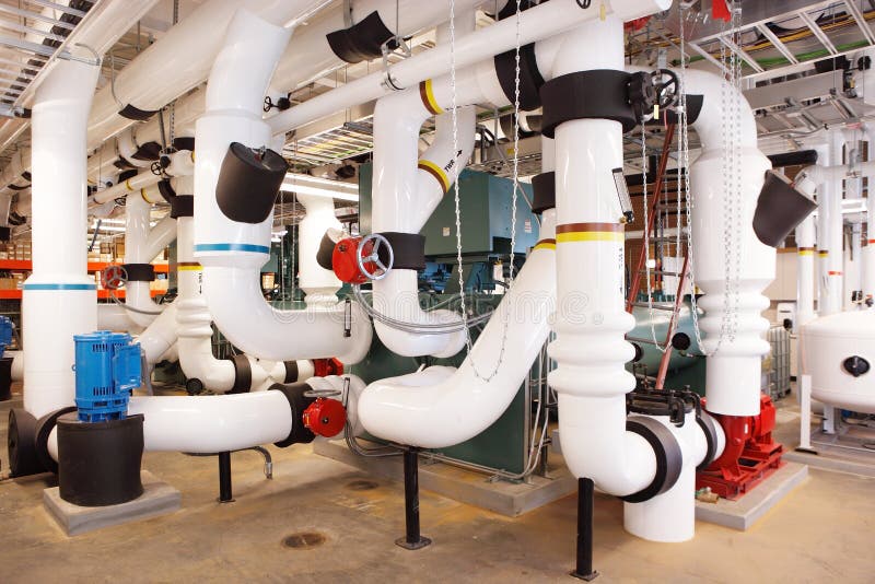 Изолированные промышленные трубопроводы в системе HVAC стоковые изображения