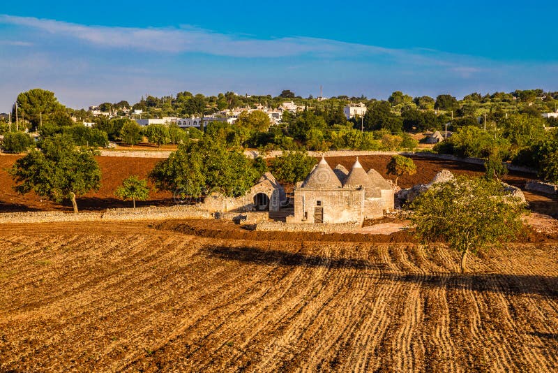 Изолированный дом Trulli - Alberobello, Apulia, Италия стоковая фотография rf Изолированный дом Trulli - Alberobello, Apulia, Италия стоковая фотография rf