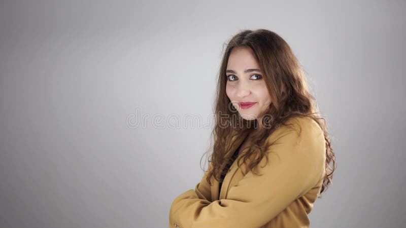 изолированный портрет на белом фоне молодой привлекательной женщины, позирующей в медальоне сток-видео