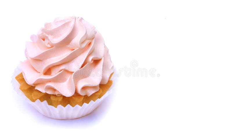 Изолированный торт с cream пинком Очень вкусное пирожное дня рождения на белой предпосылке стоковое изображение Изолированный торт с cream пинком Очень вкусное пирожное дня рождения на белой предпосылке стоковое изображение