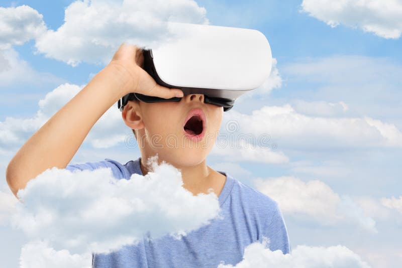 Изумленный ребенк смотря в изумлённых взглядах VR стоковые фото Изумленный ребенк смотря в изумлённых взглядах VR стоковые фото