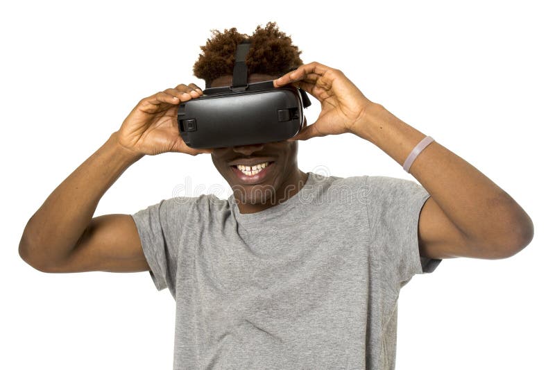 Изумлённые взгляды зрения vr 360 виртуальной реальности американского человека Афро нося наслаждаясь видеоигрой стоковое фото rf Изумлённые взгляды зрения vr 360 виртуальной реальности американского человека Афро нося наслаждаясь видеоигрой стоковое фото rf
