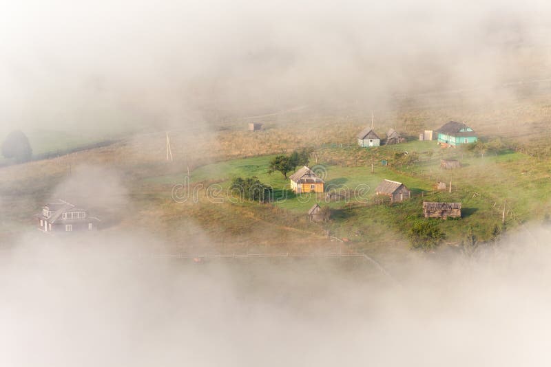 Изумительный пейзаж идилличной сельской местности с Rolling Hills завуалировал в тумане утра Вид с воздуха сельского дома вершины стоковые изображения Изумительный пейзаж идилличной сельской местности с Rolling Hills завуалировал в тумане утра Вид с воздуха сельского дома вершины стоковые изображения
