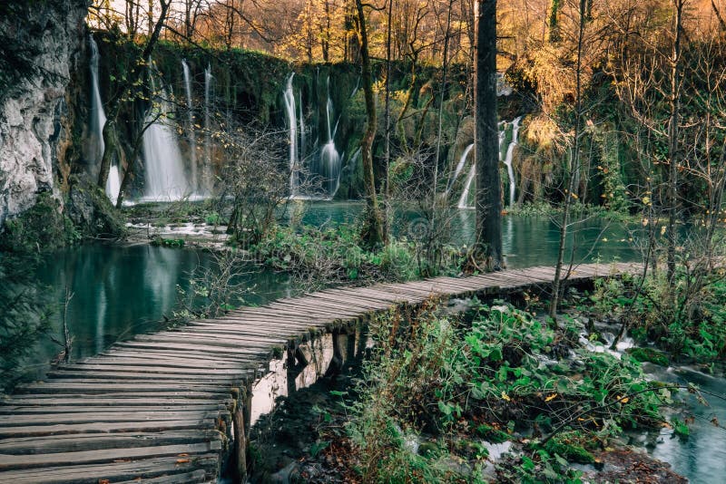 Изумительные водопады в национальном парке озер Plitvice Хорвата стоковая фотография rf Изумительные водопады в национальном парке озер Plitvice Хорвата стоковая фотография rf