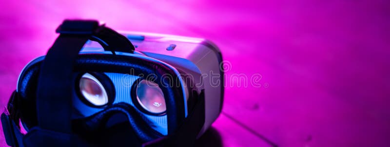 Изумленные взгляды стекел шлемофона VR 3d 360 в футуристическом пурпурном неоновом свете на столе таблицы, виртуальной увеличенно стоковые фото Изумленные взгляды стекел шлемофона VR 3d 360 в футуристическом пурпурном неоновом свете на столе таблицы, виртуальной увеличенно стоковые фото