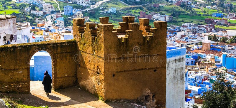 Изумляя взгляд улицы в голубом городе Chefchaouen Положение: Chefchaouen, Марокко, Африка o r стоковые изображения