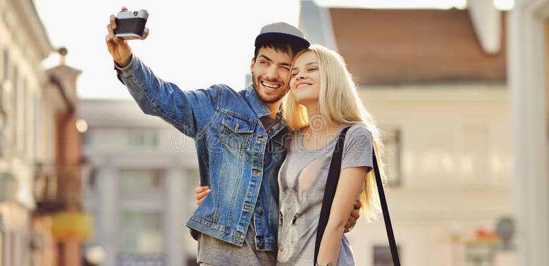 Изумляя красивые пары принимая фото selfie совместно стоковая фотография rf