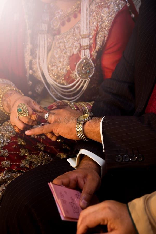 Индийские невеста и Groom стоковое изображение Индийские невеста и Groom стоковое изображение