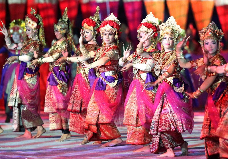 Indonesia. November 11, 2011. Indonesian traditional dance perform during South East Asia Games (SEA Games) opening ceremony. Indonesia. November 11, 2011. Indonesian traditional dance perform during South East Asia Games (SEA Games) opening ceremony.