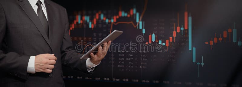 Инвестор с планшетом, предпосылкой фондовой биржи стоковые фото Инвестор с планшетом, предпосылкой фондовой биржи стоковые фото