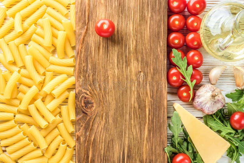 Ингредиенты для варить макаронные изделия с доской кухни для космоса экземпляра стоковые фото Ингредиенты для варить макаронные изделия с доской кухни для космоса экземпляра стоковые фото