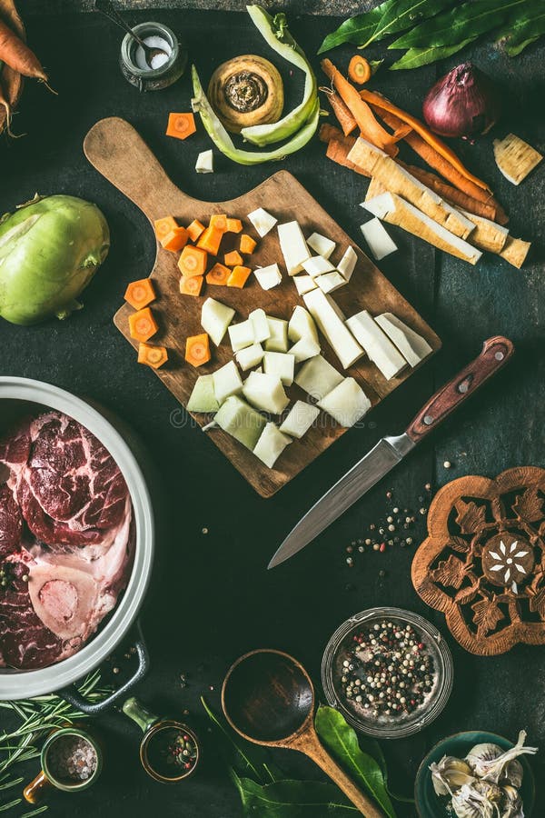 Ингредиенты для рецептов мясных блюд на предпосылке кухонного стола с овощами, приправой и утварями кухни, взглядом сверху r стоковое фото Ингредиенты для рецептов мясных блюд на предпосылке кухонного стола с овощами, приправой и утварями кухни, взглядом сверху r стоковое фото