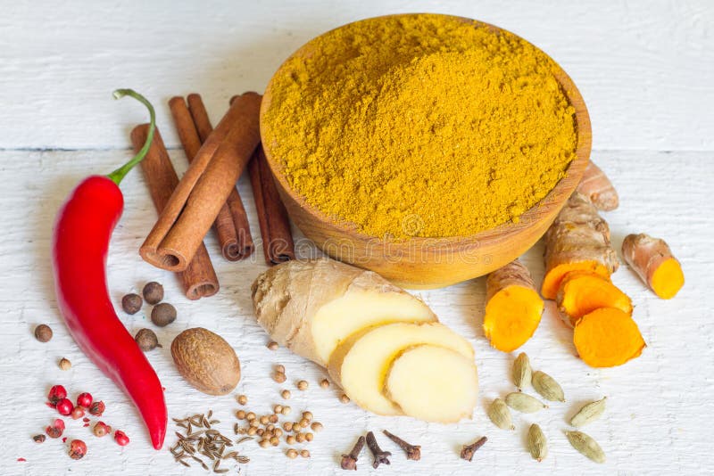 Ингридиентов порошка специи masala карри рецепт индийских старый на белых досках стоковое изображение Ингридиентов порошка специи masala карри рецепт индийских старый на белых досках стоковое изображение
