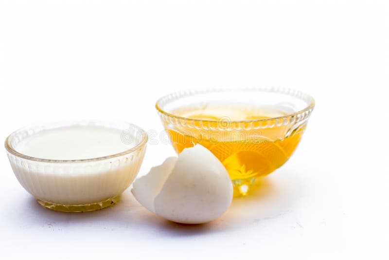 Ингридиенты дополнения кальция Ayurvedic изолированные на белизне i e Сырцовые яичка с молоком стоковые фото Ингридиенты дополнения кальция Ayurvedic изолированные на белизне i e Сырцовые яичка с молоком стоковые фото