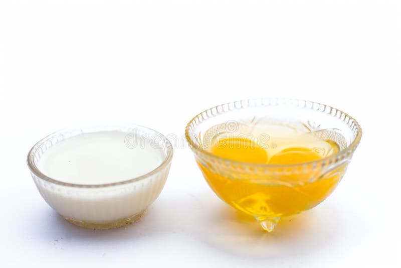 Ингридиенты дополнения кальция Ayurvedic на белизне i e Сырцовые яичка с молоком стоковое фото Ингридиенты дополнения кальция Ayurvedic на белизне i e Сырцовые яичка с молоком стоковое фото