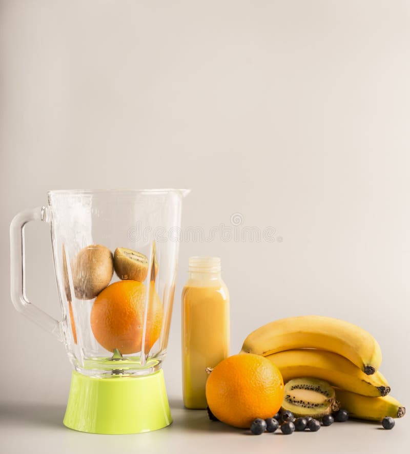 Ингридиенты летания для делать smoothies от апельсинов, кивиа и бананов, вегетарианской здоровой еды, плодоовощ выровнялись вокру стоковые изображения Ингридиенты летания для делать smoothies от апельсинов, кивиа и бананов, вегетарианской здоровой еды, плодоовощ выровнялись вокру стоковые изображения