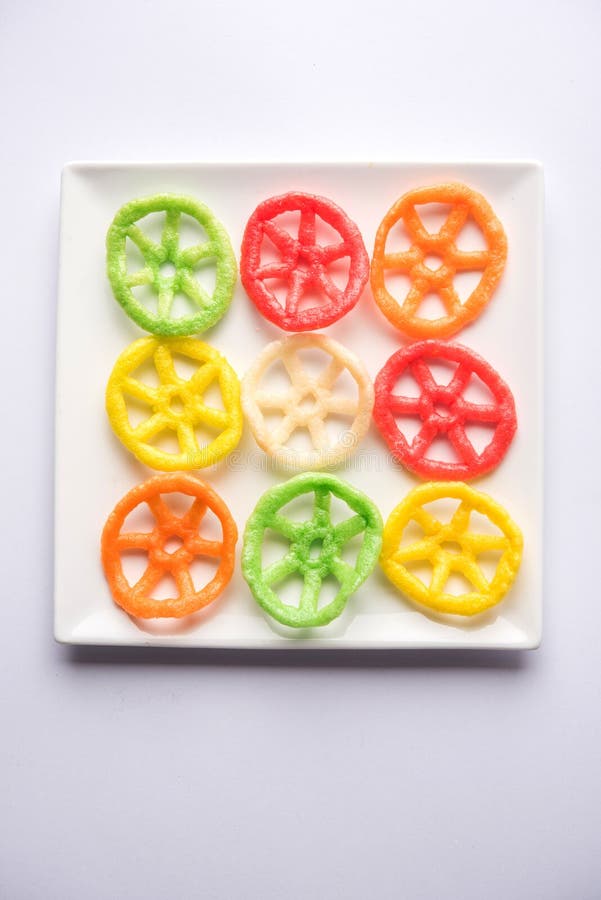 Индийские хрустящие fryums или закуска papad в shapewheel колеса, квадрата и треугольника формируют красочную закуску papad fryum