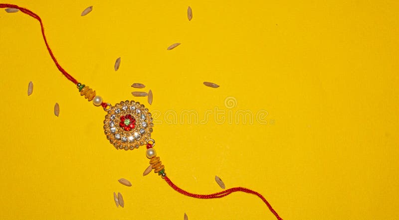 Индийский традиционный фестиваль Raksha Bandhan, элегантное Rakhi на желтой предпосылке стоковые изображения rf Индийский традиционный фестиваль Raksha Bandhan, элегантное Rakhi на желтой предпосылке стоковые изображения rf