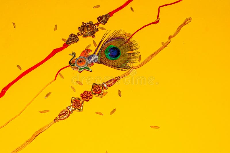 Индийский традиционный фестиваль Raksha Bandhan, элегантное Rakhi на желтой предпосылке стоковое изображение Индийский традиционный фестиваль Raksha Bandhan, элегантное Rakhi на желтой предпосылке стоковое изображение