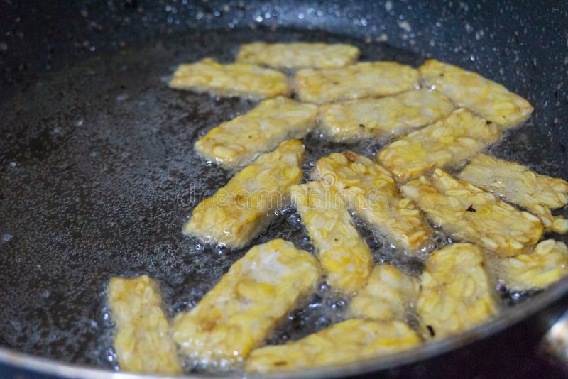 Индонезийская традиционная кулинарная еда зажарила tempeh, традиционную индонезийскую кулинарную еду Это просто и часто сделано д стоковое изображение Индонезийская традиционная кулинарная еда зажарила tempeh, традиционную индонезийскую кулинарную еду Это просто и часто сделано д стоковое изображение