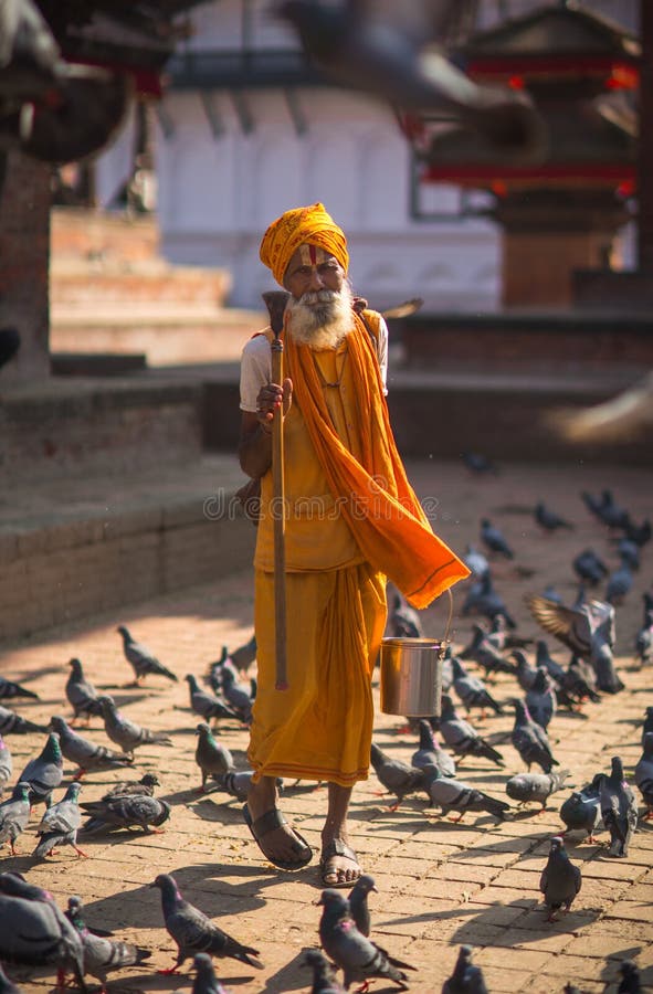 Индусские человек и голуби sadhu на квадрате Durbar в Катманду стоковая фотография rf Индусские человек и голуби sadhu на квадрате Durbar в Катманду стоковая фотография rf