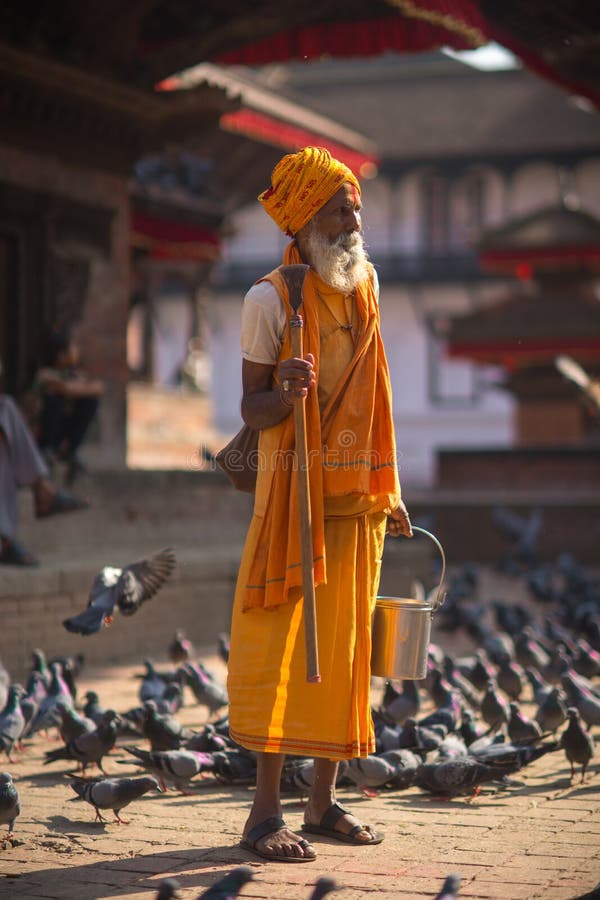 Индусские человек и голуби sadhu на квадрате Durbar в Катманду стоковые фотографии rf Индусские человек и голуби sadhu на квадрате Durbar в Катманду стоковые фотографии rf