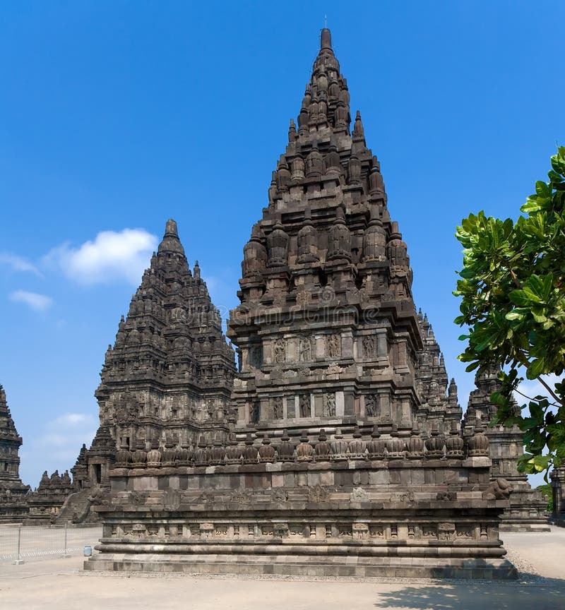 индусский висок yogyakarta Индонесии java prambanan стоковые изображения rf индусский висок yogyakarta Индонесии java prambanan стоковые изображения rf