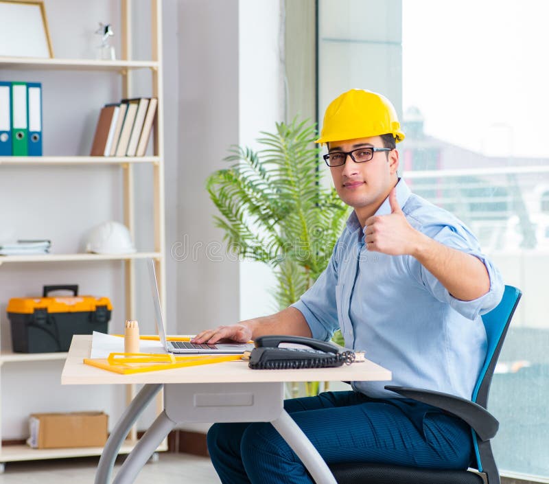 инженер-строитель работает над новым проектом Стоковое Фото ...