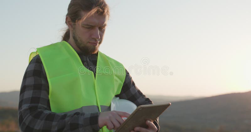 Инженер-инженер-строитель, инженер, использующий планшет в промышленном строительстве Близость мужчины