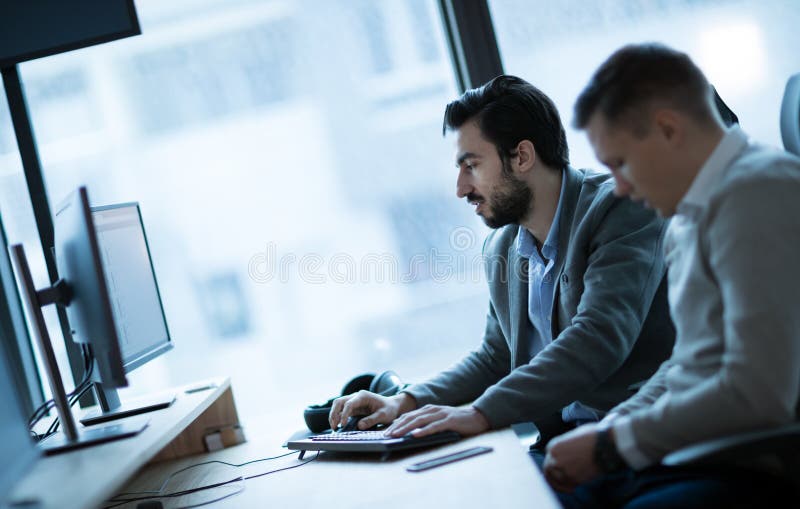 Инженеры по программномы обеспечению работая в офисе на проекте совместно стоковые изображения rf Инженеры по программномы обеспечению работая в офисе на проекте совместно стоковые изображения rf