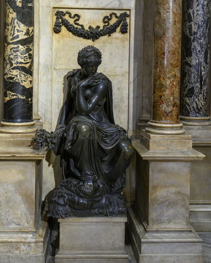 Иносказание статуи Констанция бронзовой, монументальной могилы condottiero Gian Giacomo Medici леоном Leoni, собором Милана стоковые изображения rf Иносказание статуи Констанция бронзовой, монументальной могилы condottiero Gian Giacomo Medici леоном Leoni, собором Милана стоковые изображения rf