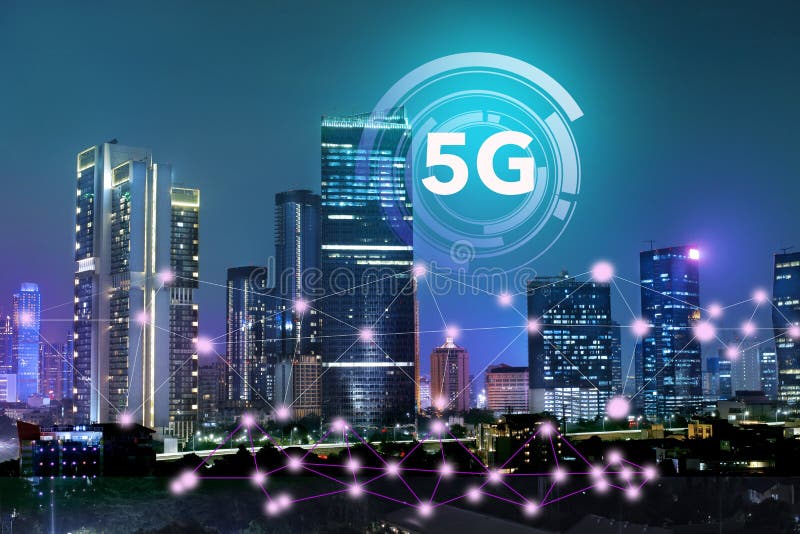 Интернет на системе технологии 5G на организациях бизнеса и небоскребах как деловый центр города стоковые фотографии rf Интернет на системе технологии 5G на организациях бизнеса и небоскребах как деловый центр города стоковые фотографии rf