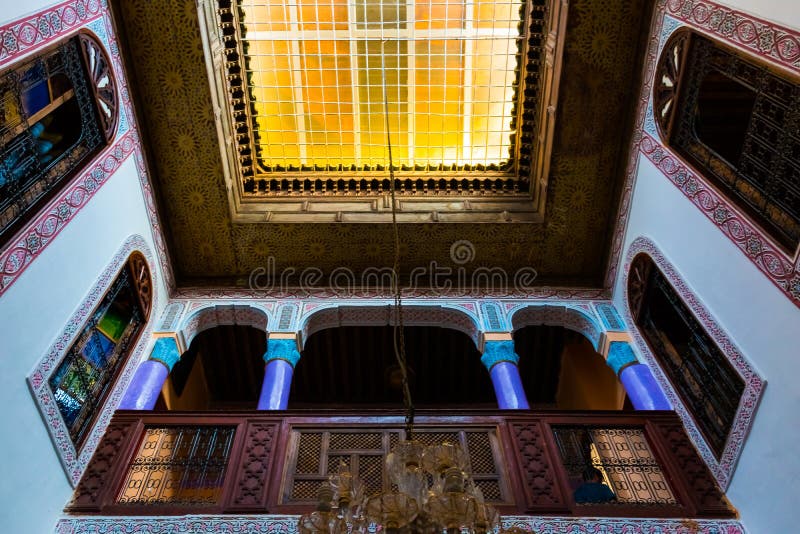 Интерьер riad в medina Fes, medina перечислен как место всемирного наследия ЮНЕСКО, Fez, Марокко, Африка стоковые изображения rf Интерьер riad в medina Fes, medina перечислен как место всемирного наследия ЮНЕСКО, Fez, Марокко, Африка стоковые изображения rf