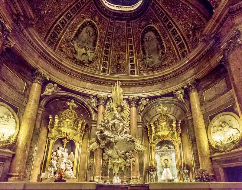 Интерьер базилики Virgen del Pilar, Сарагосы, Арагона, Испании стоковая фотография rf Интерьер базилики Virgen del Pilar, Сарагосы, Арагона, Испании стоковая фотография rf