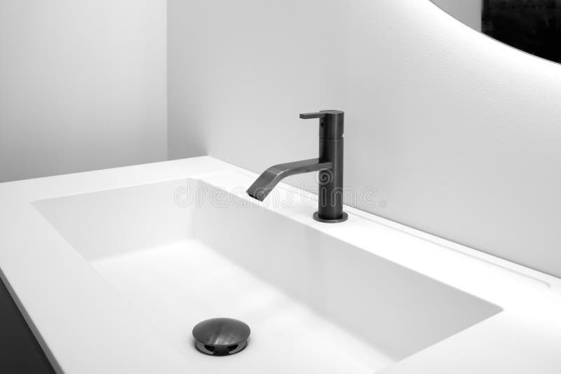 Интерьер ванной комнаты с белой раковиной и черное современное techno вводят faucet в моду стоковое фото rf Интерьер ванной комнаты с белой раковиной и черное современное techno вводят faucet в моду стоковое фото rf