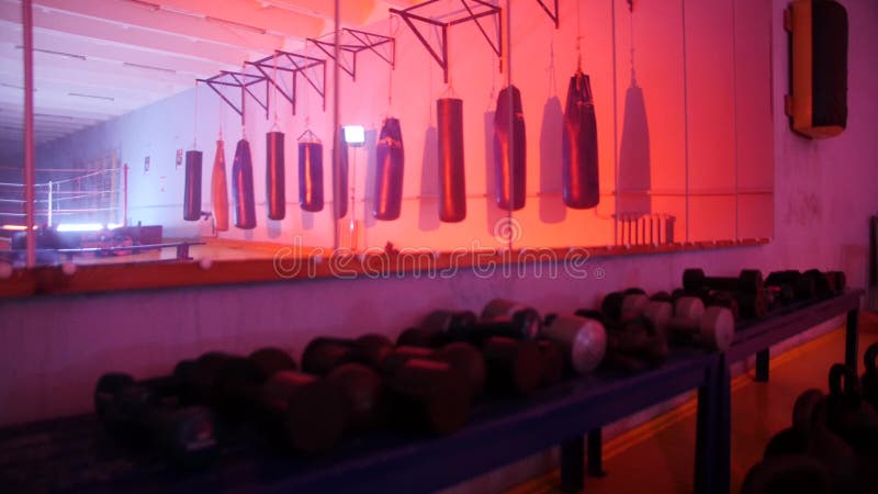 Интерьер залы бокса Пустой современный клуб боя с грушами различных форм для практикуя боевых искусств