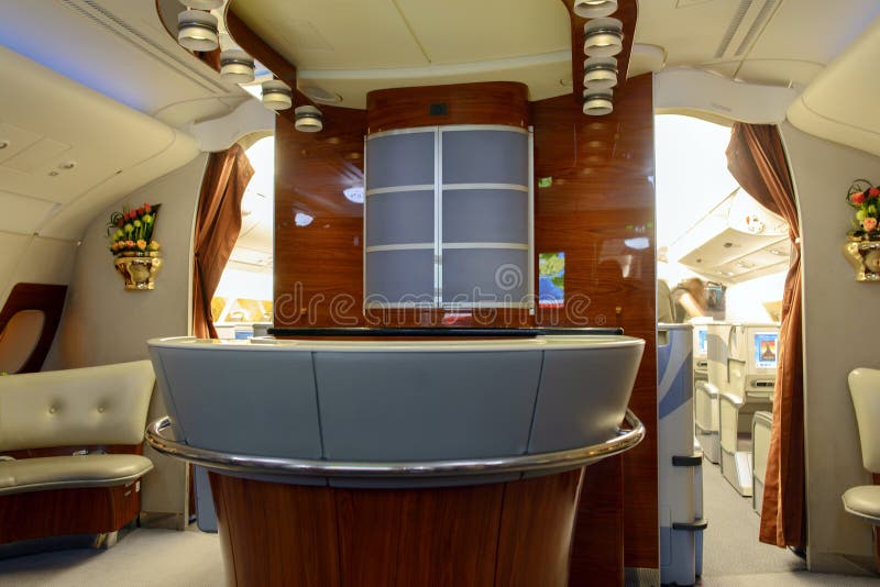 Интерьер предпринимательского класса воздушных судн аэробуса A380 эмиратов стоковая фотография rf Интерьер предпринимательского класса воздушных судн аэробуса A380 эмиратов стоковая фотография rf