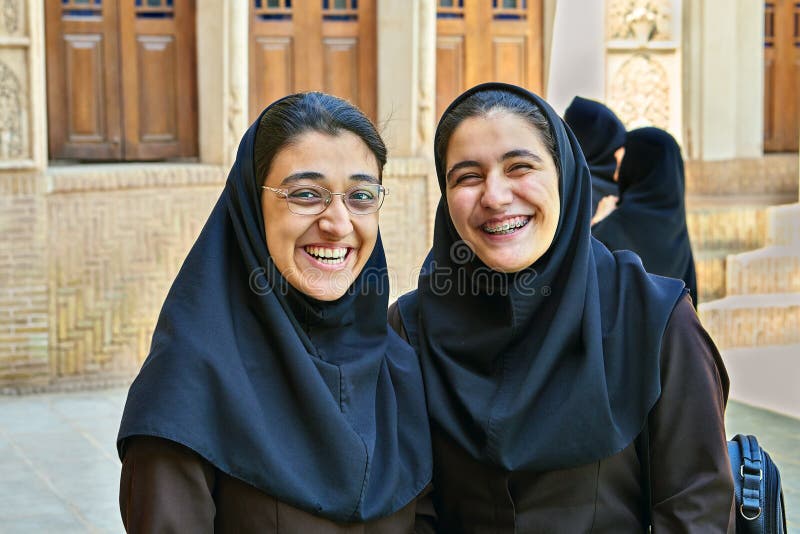 2 иранских женщины в доме Tabatabaei историческом, Kashan, Иране стоковые фотографии rf 2 иранских женщины в доме Tabatabaei историческом, Kashan, Иране стоковые фотографии rf