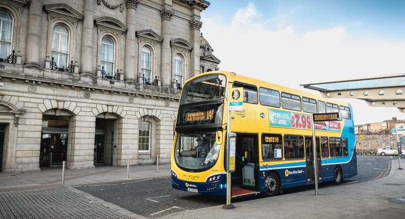Ирландский автобус, который паркуется перед железнодорожным вокзалом 'Хьюстон' в Дублине, в двух этажах.