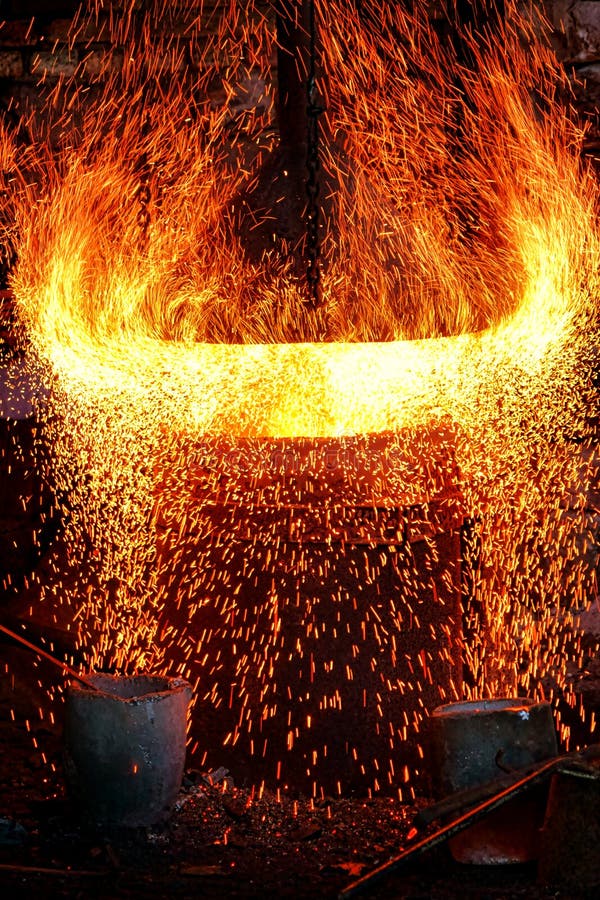 Искры огня и пылая пламена в доменной печи Стоковое Изображение ...