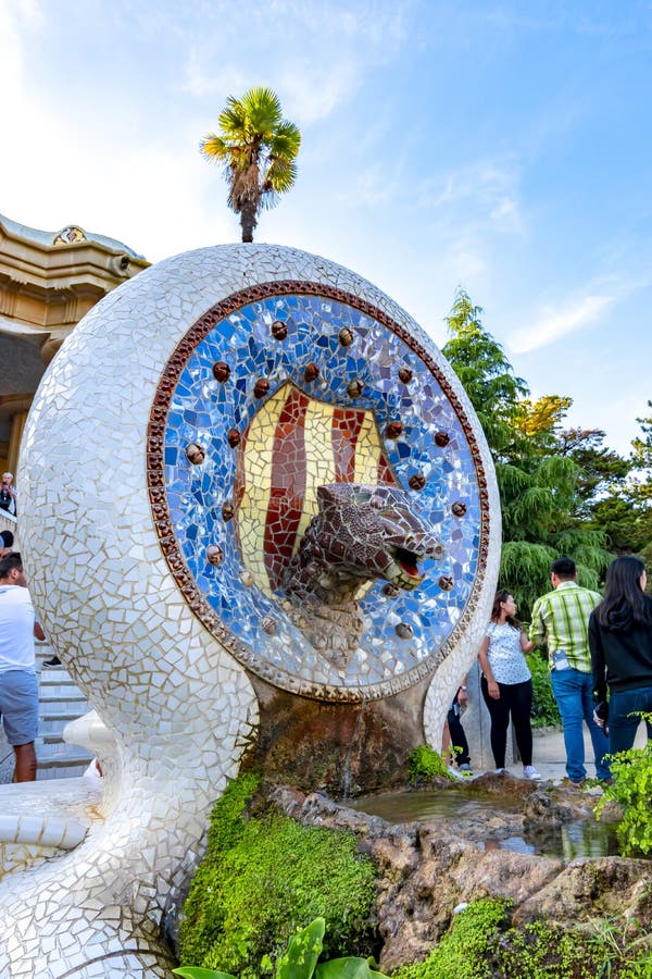 Искусство мозаики в парке Guell, Барселоне, Испании стоковая фотография rf Искусство мозаики в парке Guell, Барселоне, Испании стоковая фотография rf